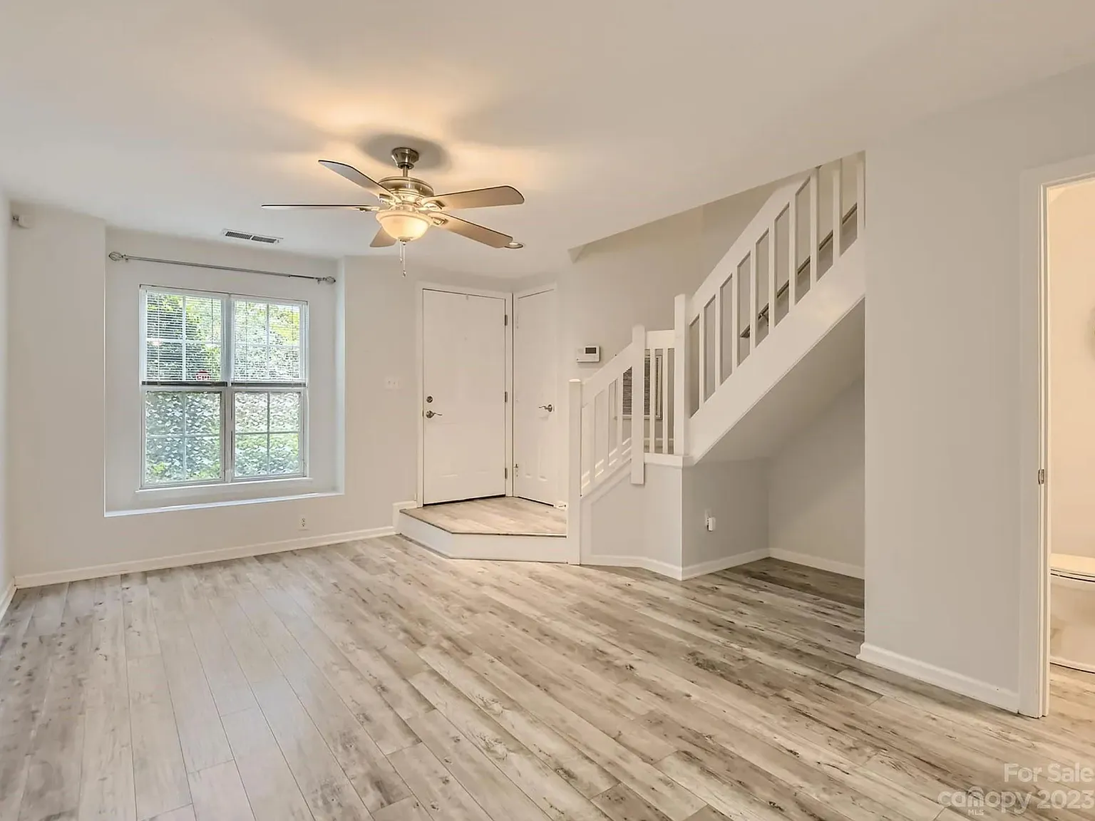 672 Emerald Cove Dr — Photo 4