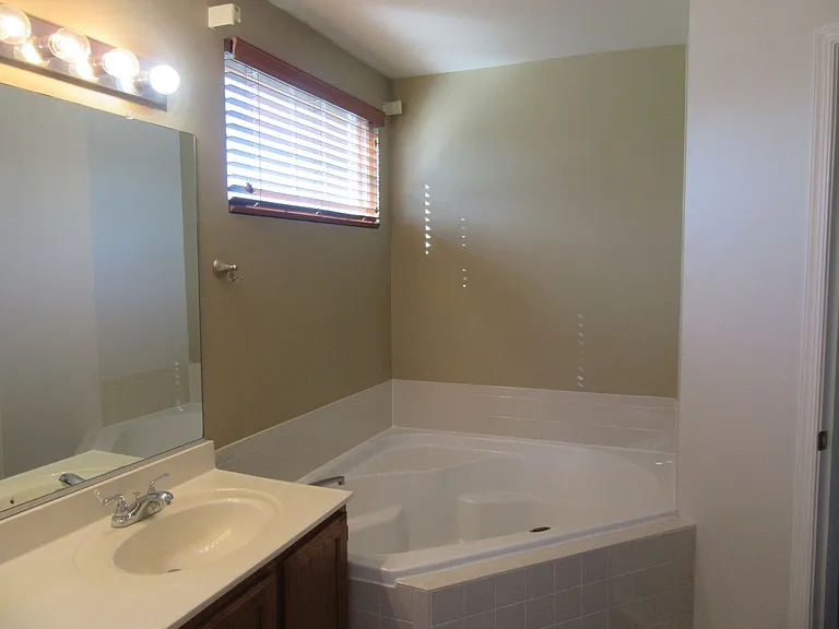 416 Iron Bridge Ln — Photo 25