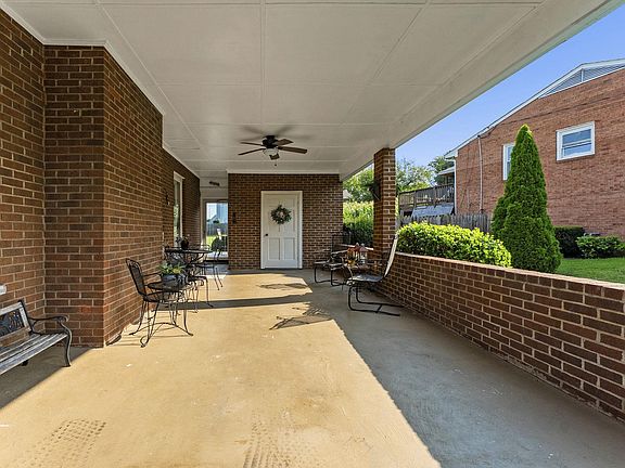 3rd image of 406 Barberry St