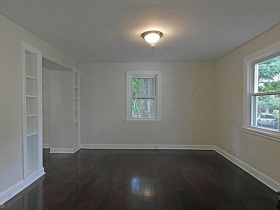 5th image of 40 Hoffman Blvd