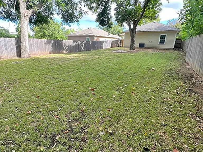 817 W Lamar St — Photo 16