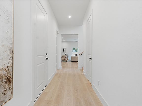 3rd image of 3031 Valentine St
