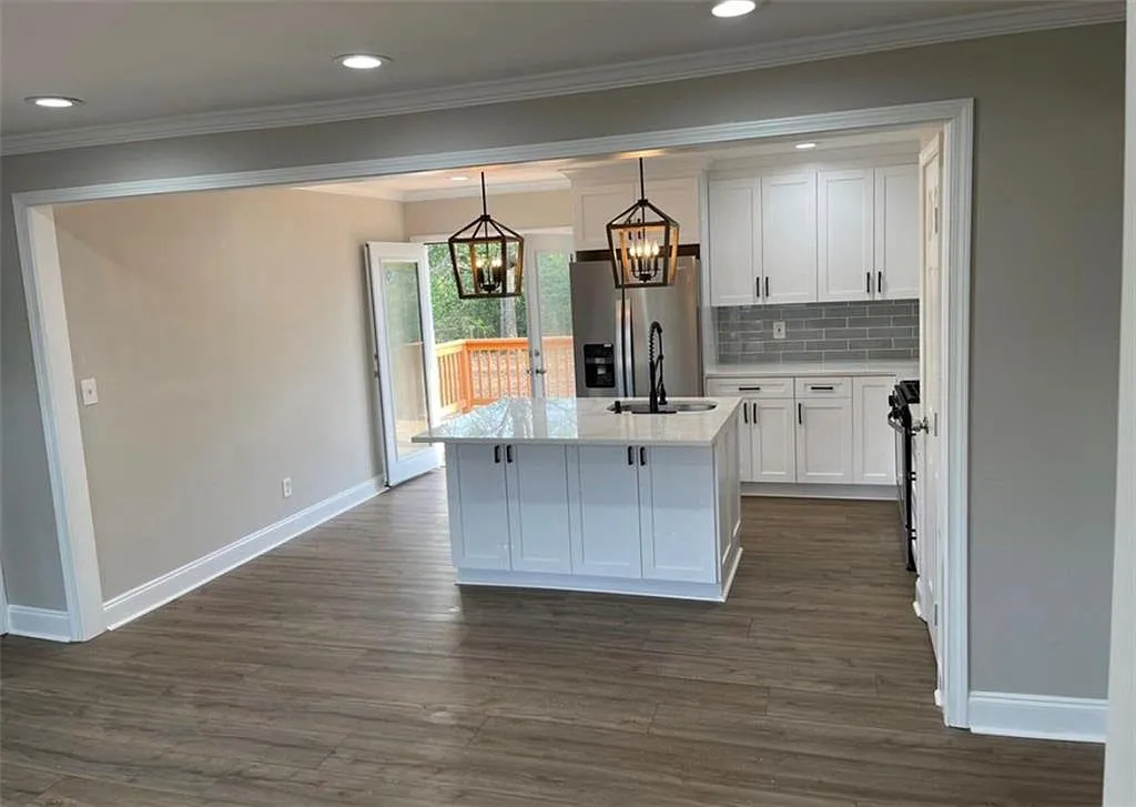 3 bed, 2.0 bath, 1073 sqft, $2,100 — Photo 1