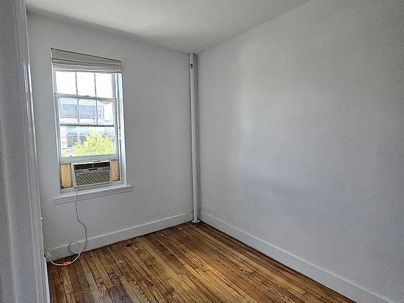 3rd image of 33 Bank St APT 27