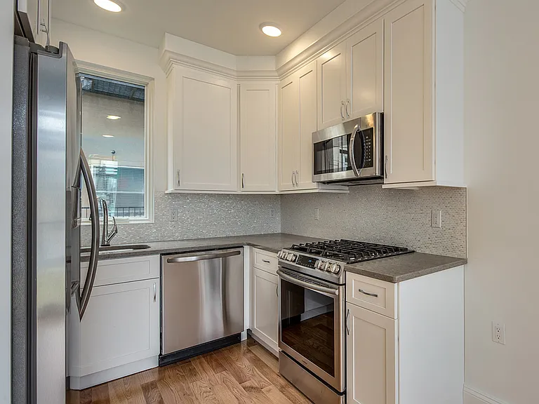 521 Court St — Photo 4