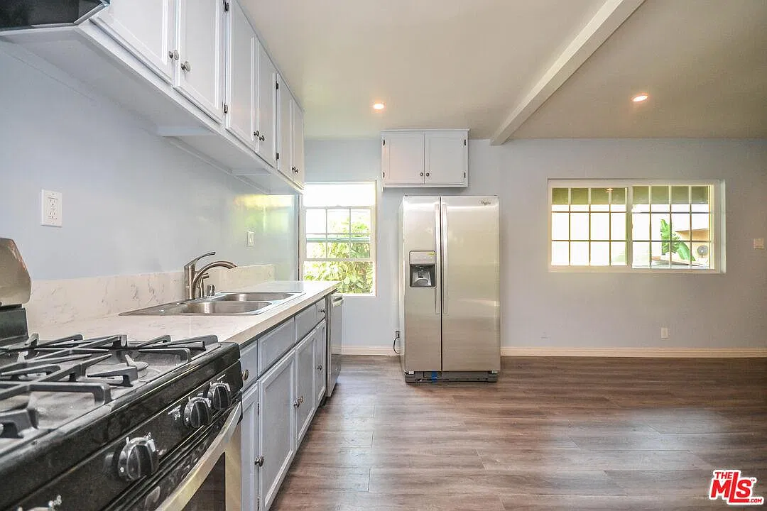 1112 Ocean Park Blvd — Photo 4