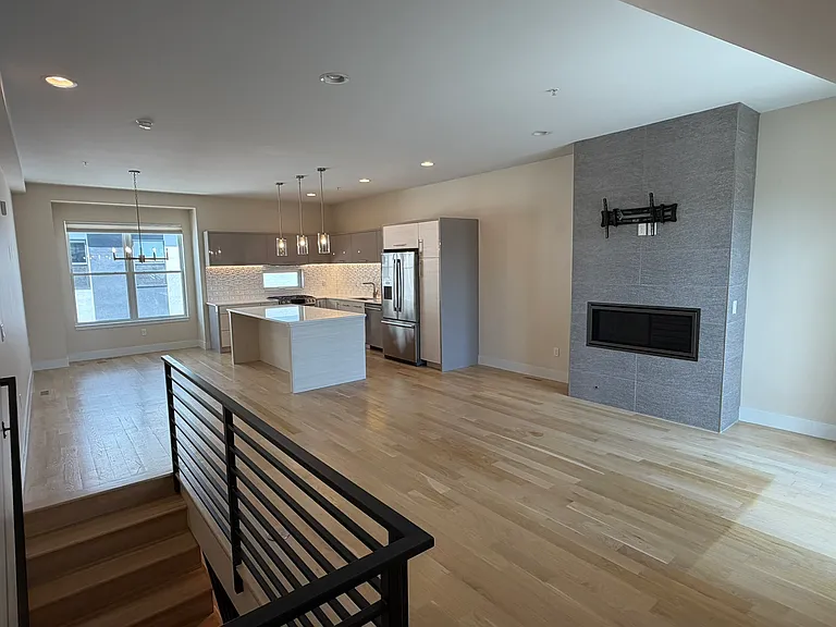 1716 Hooker St — Photo 2