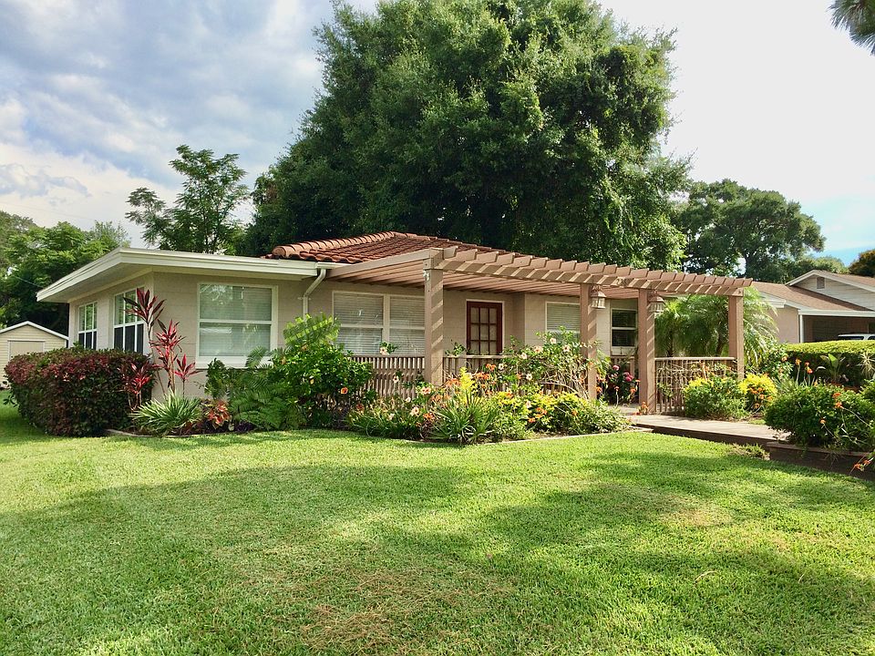Front of house showing front patio