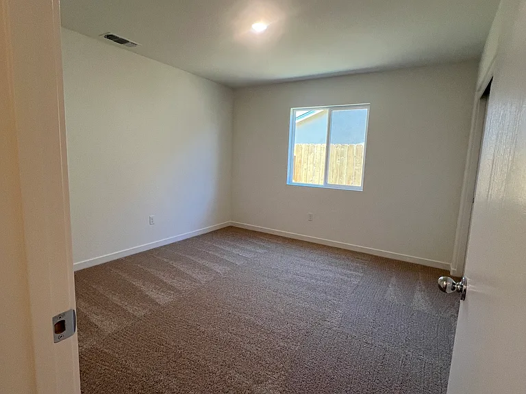 Yandris Ct — Photo 8