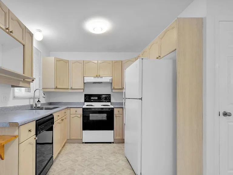 50 Chapman Ct #14 — Photo 15