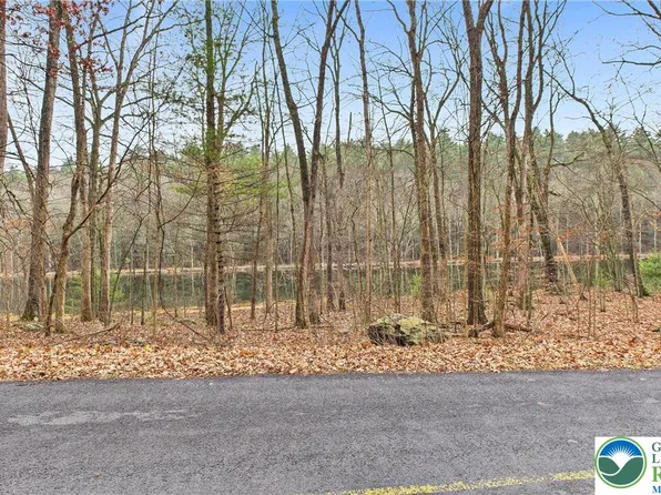 221 Brookdale Rd, Bartonsville, PA 18321