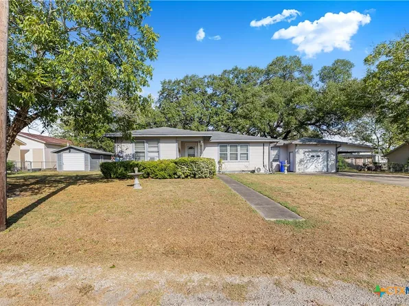 408 Davidson St, Yoakum, TX 77995