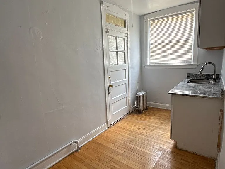 SPACIOUS 2 BEDROOM APARTMENTS AVAILABLE — Photo 88