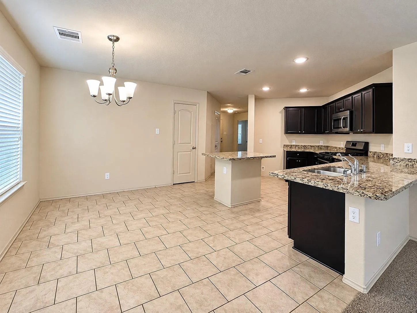 4 bed, 2.0 bath, 1776 sqft, $1,950 — Photo 4