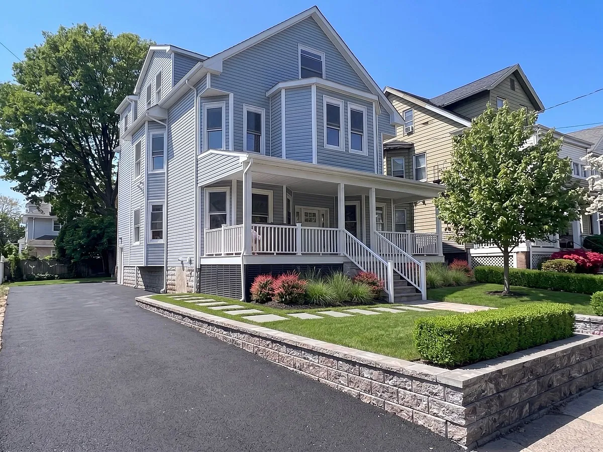 Side 1 - 14 Nye Ave #2