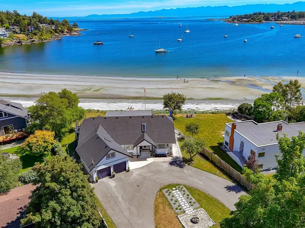 3905 B Cadboro Bay Rd, Saanich, BC V8N 4G3