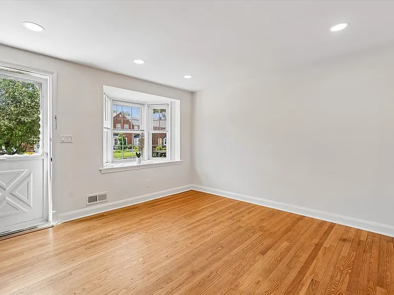 1612 Hardwick Rd — Photo 5