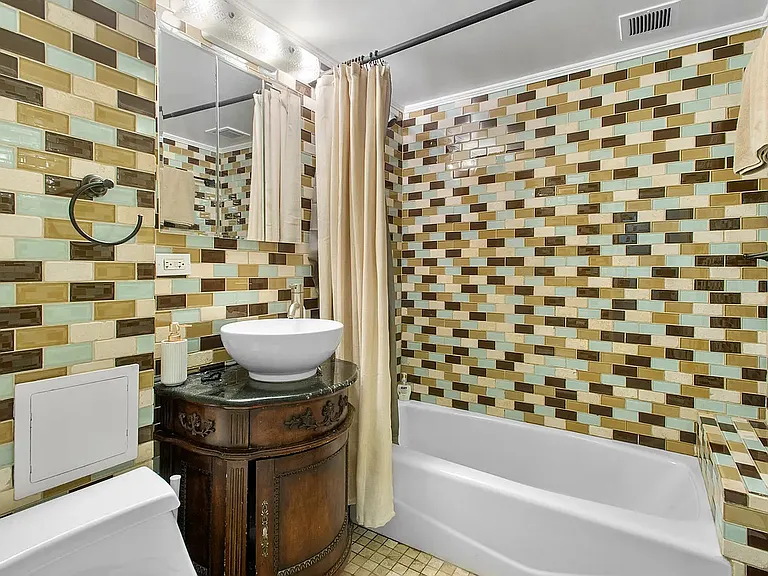 350 E 62nd St #1 — Photo 9