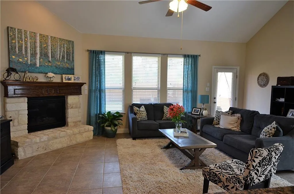4 bed, 3.5 bath, 2716 sqft, $3,700 — Photo 4