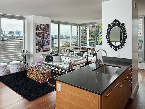 5th image of 1 West St APT 3103