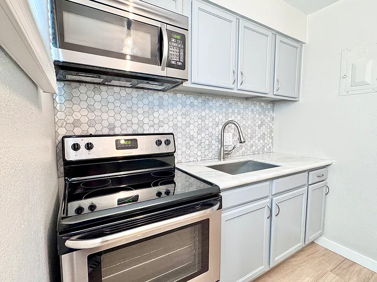 45 Lexington — Photo 9