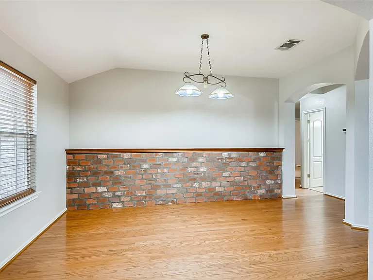 1504 Julianas Way — Photo 4