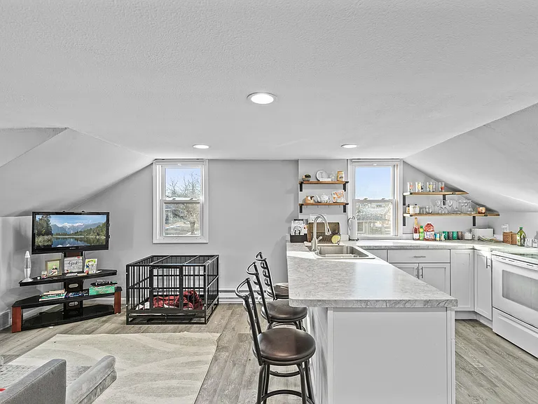 501 W 3rd St #2 — Photo 6