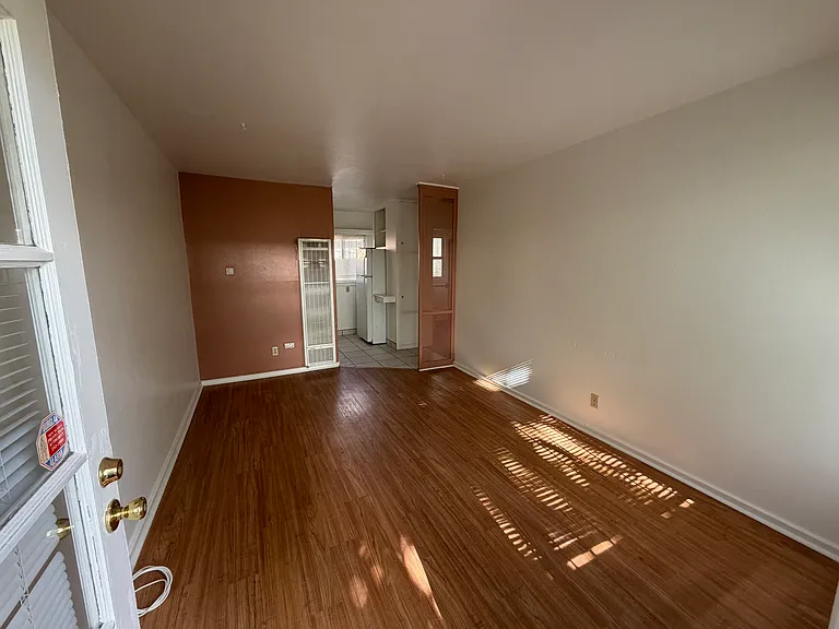 1 Bedroom W/ Large Yard, Storage & Carport In Great North Unm Area — Photo 6