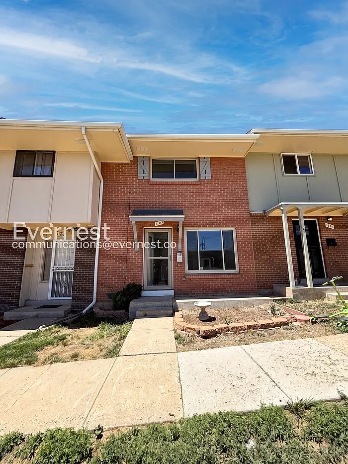 2 bed, 1.5 bath, 1200 sqft, $1,977 — Photo 2