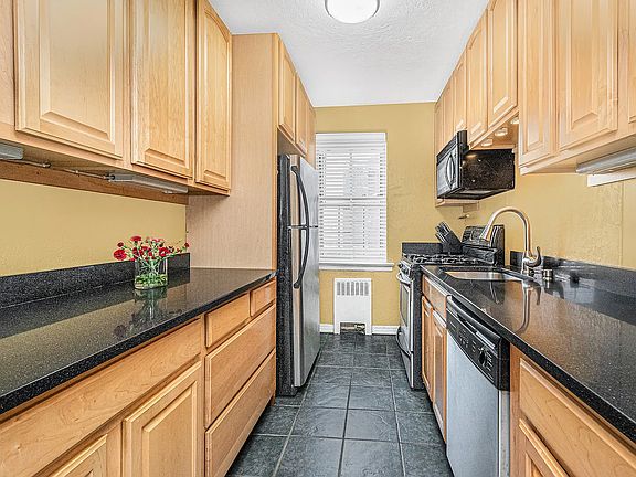 3rd image of 2711 Henry Hudson Pkwy W APT 4E