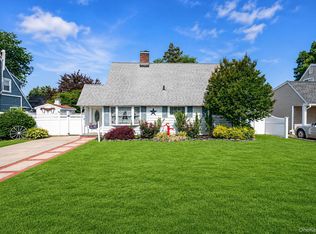10 Flock Lane, Levittown, NY 11756
