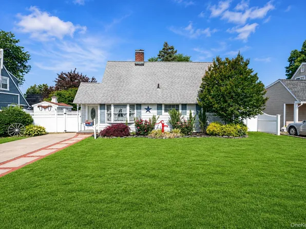 10 Flock Lane, Levittown, NY 11756
