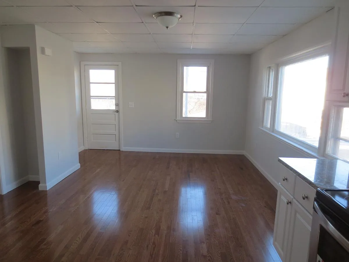 3 bed, 1400 sqft, $2,200 — Photo 2