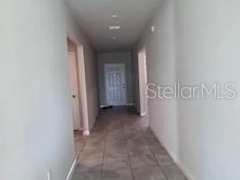 1105 Lexington Ln — Photo 2