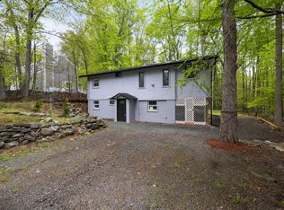 1005 Country Place Dr, Tobyhanna, PA 18466