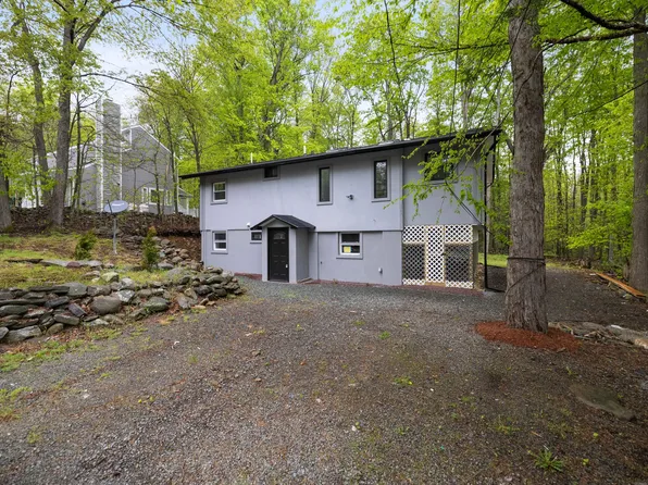 1005 Country Place Dr, Tobyhanna, PA 18466