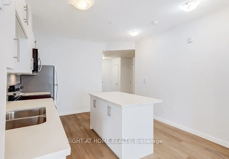 690 King St W #218 — Photo 11