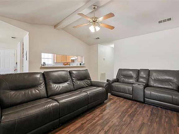 3rd image of 914 Crepe Myrtle St