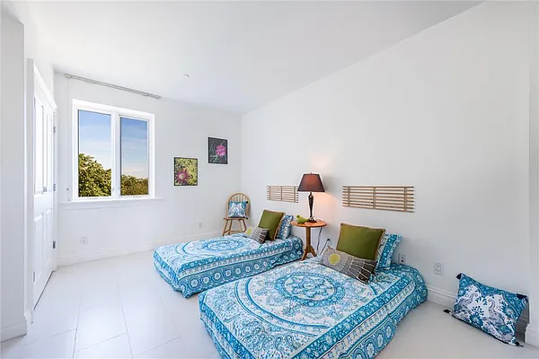 Sold by R New York | media 8