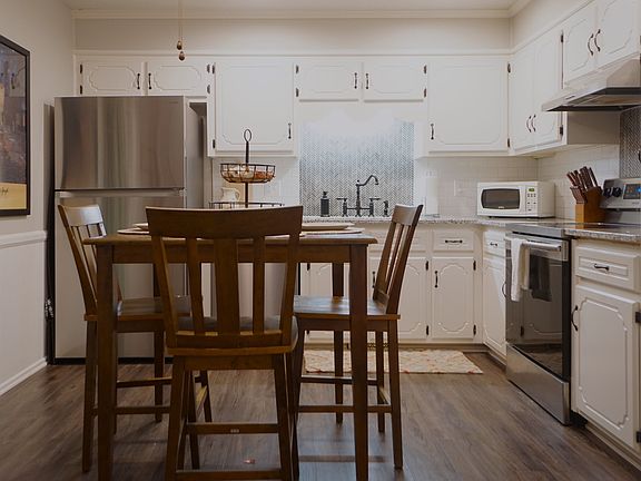 3rd image of 1418 Old Ivy Rd
