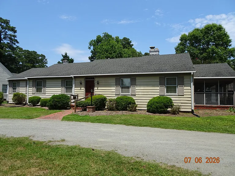 302 Riverside Dr — Photo 2