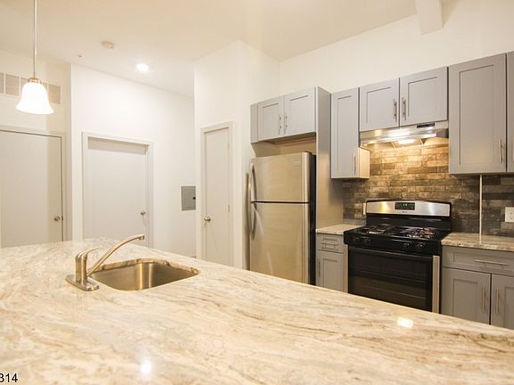 4th image of 195-197 Lincoln Ave #104