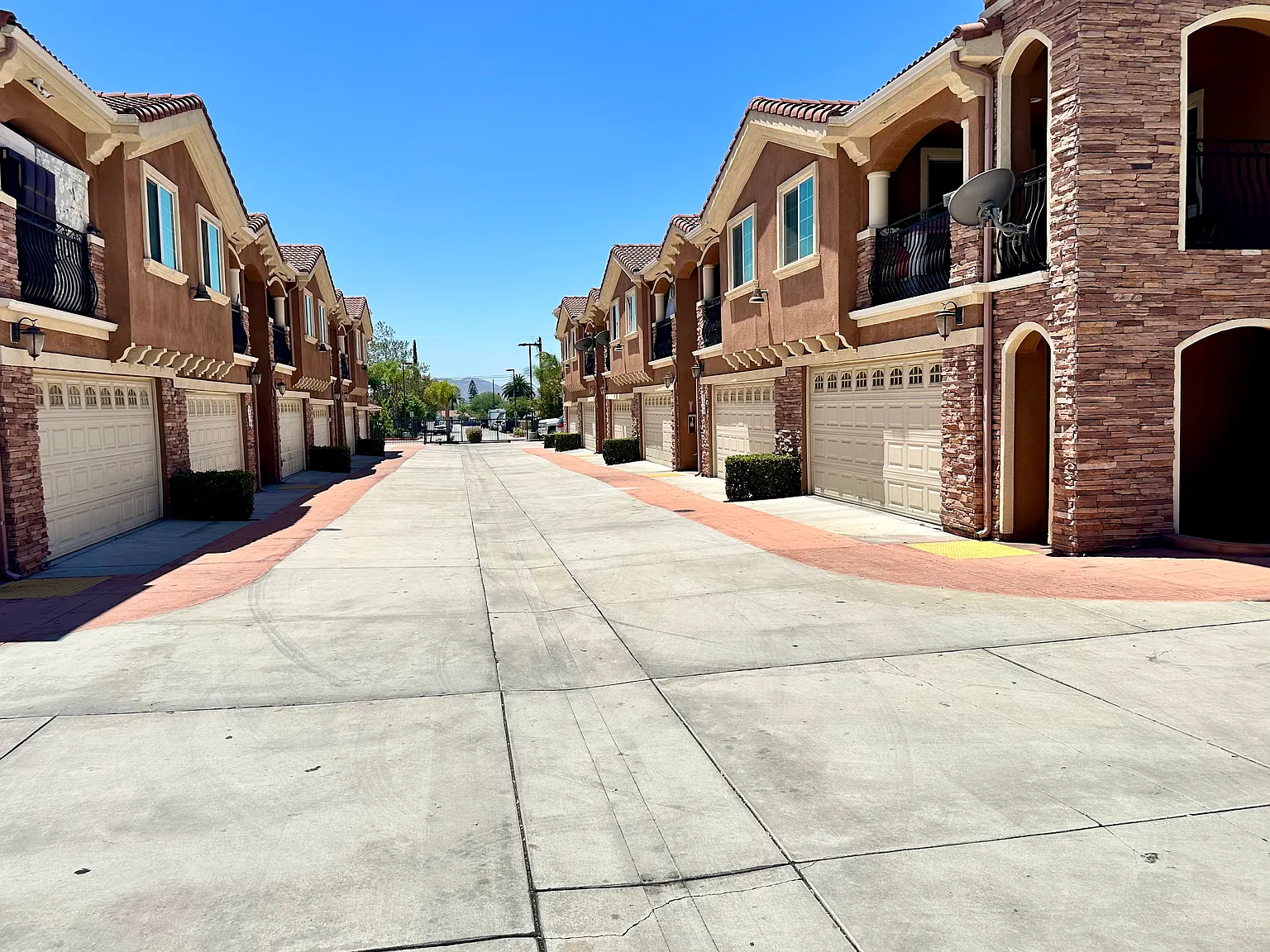 3 bed, 2.5 bath, 1167 sqft, $2,700 — Photo 3
