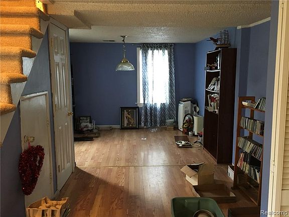 5th image of 2055 Hillsdale Dr