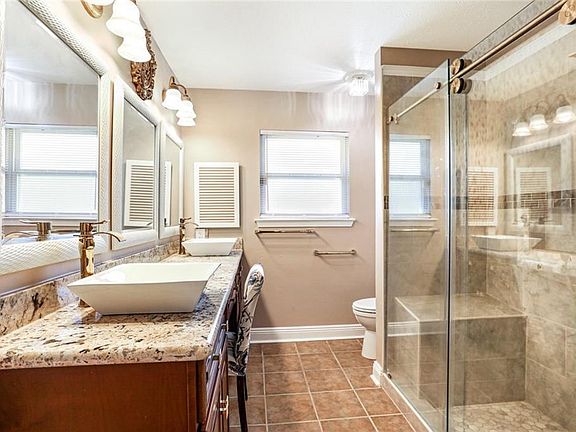 4th image of 215 Portsmouth Dr