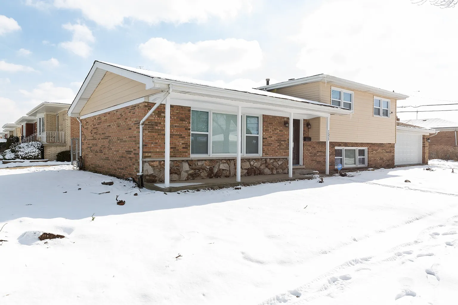 1571 Memorial Dr photo 1