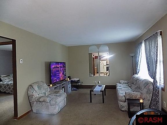 4th image of 607 W Grove St