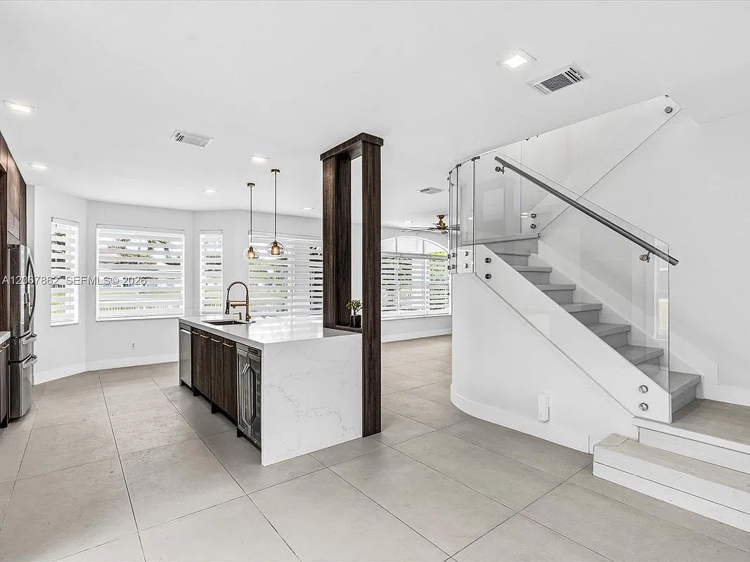 5 bed, 4.0 bath, 2400 sqft, $6,700 — Photo 2