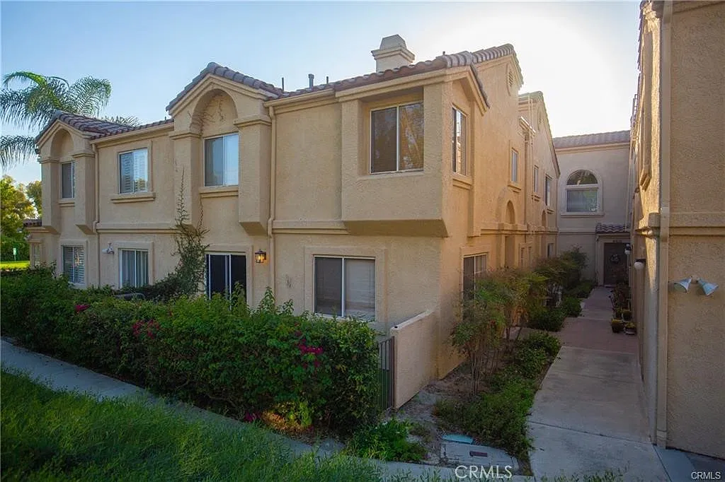 2 bed, 2.5 bath, 1048 sqft, $3,200 — Photo 3
