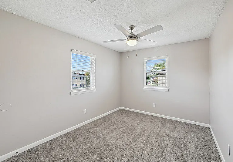 Mirabeau Apartments — Photo 12